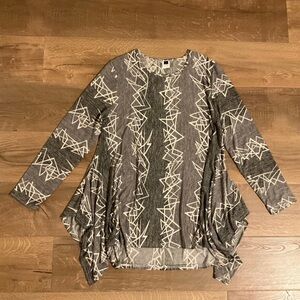 Gray, white patterned, long sleeve top with high low hem, 1 XL, NWT!